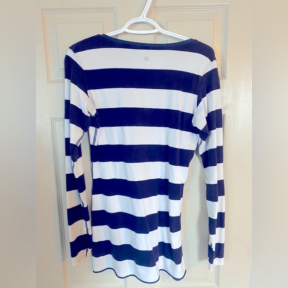 Lululemon Every Yogi Long Sleeve Size 8 - Picture 2 of 2